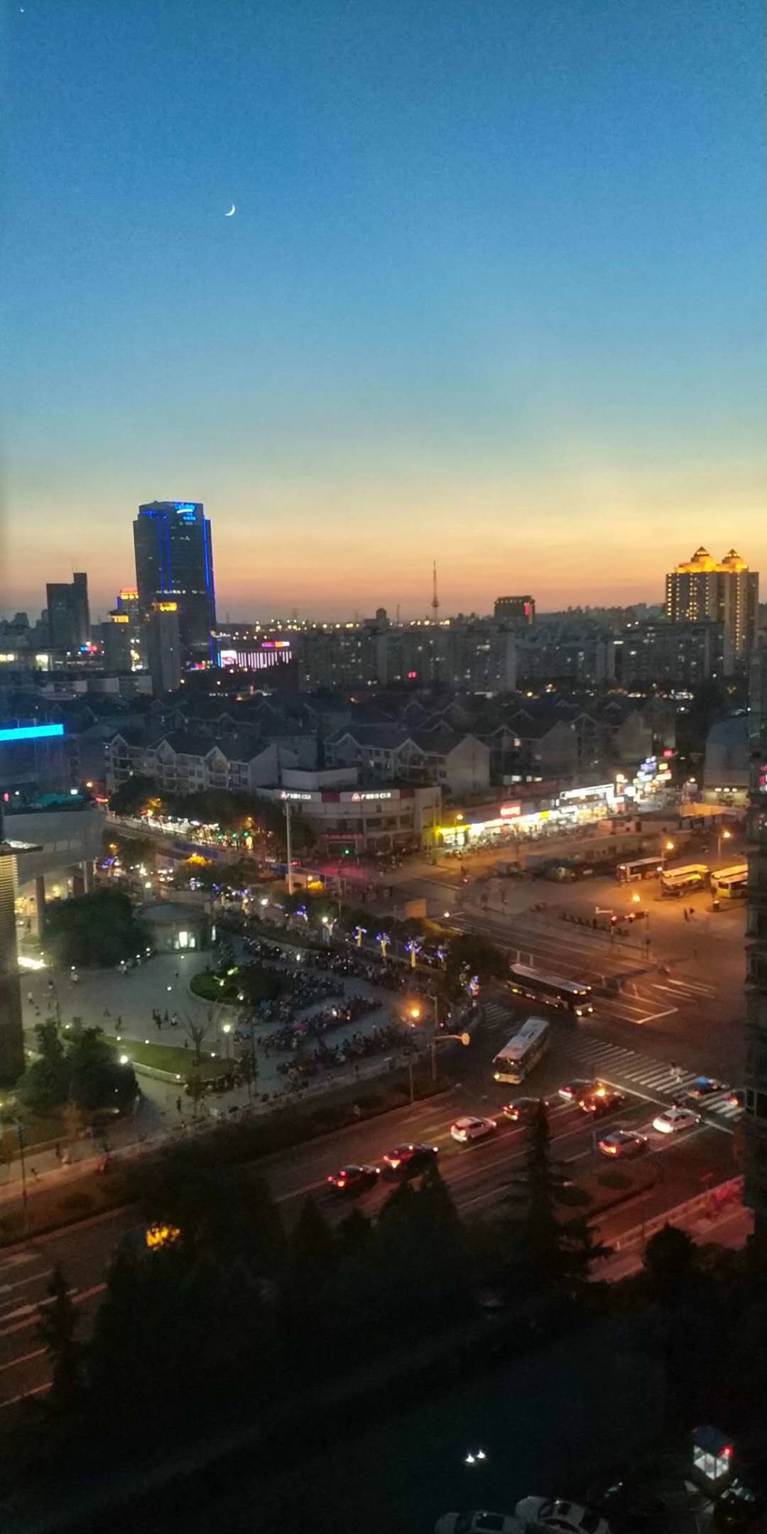 新月弯弯